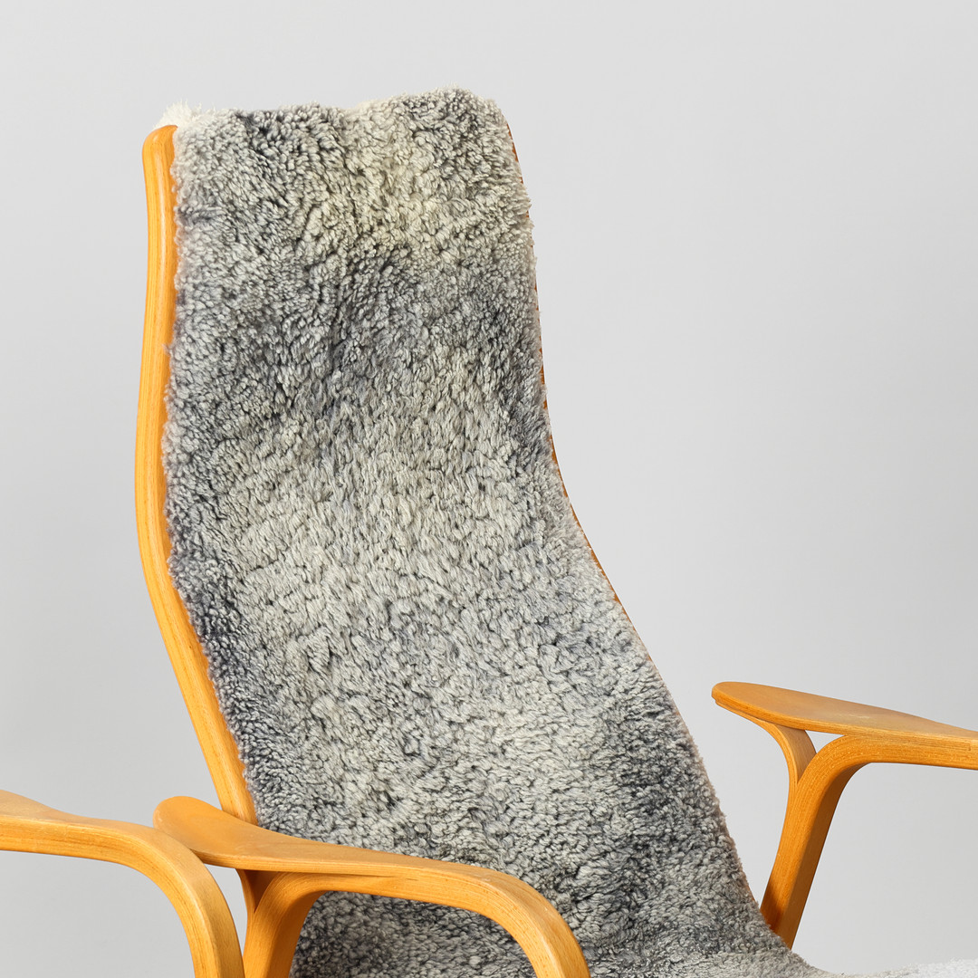 YNGVE EKSTRÖM. "Lamino", par lænestole af bøg, betrukket med lammeskind, Swedese, Sverige, formgivet 1956, (2).