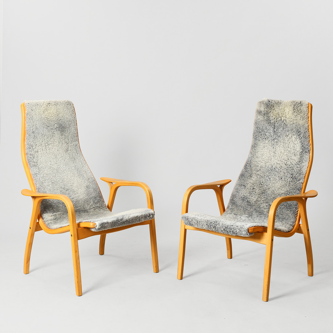 YNGVE EKSTRÖM. "Lamino", par lænestole af bøg, betrukket med lammeskind, Swedese, Sverige, formgivet 1956, (2).