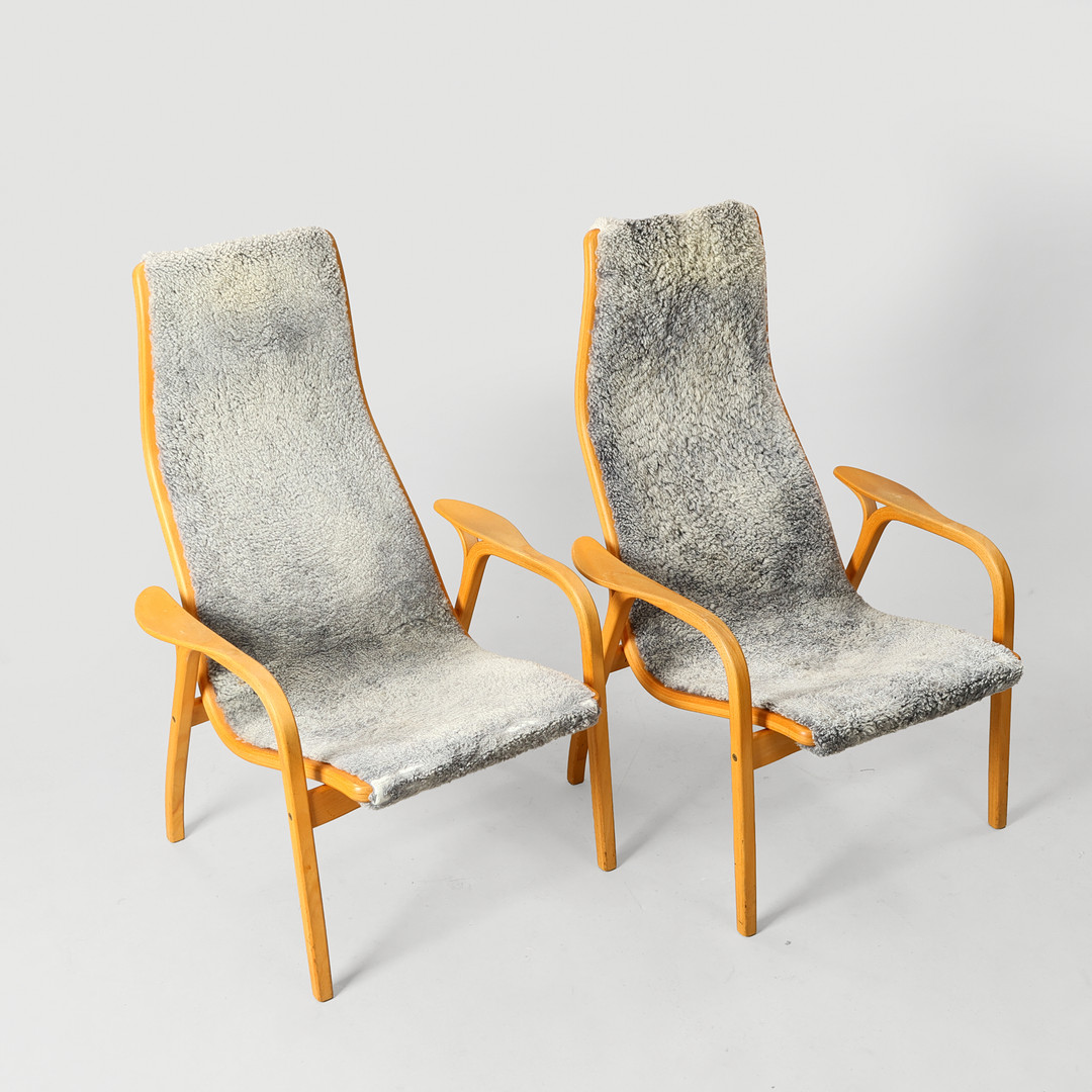 YNGVE EKSTRÖM. "Lamino", par lænestole af bøg, betrukket med lammeskind, Swedese, Sverige, formgivet 1956, (2).