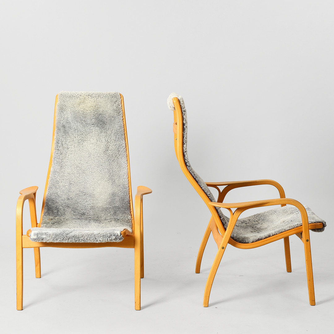 YNGVE EKSTRÖM. "Lamino", par lænestole af bøg, betrukket med lammeskind, Swedese, Sverige, formgivet 1956, (2).
