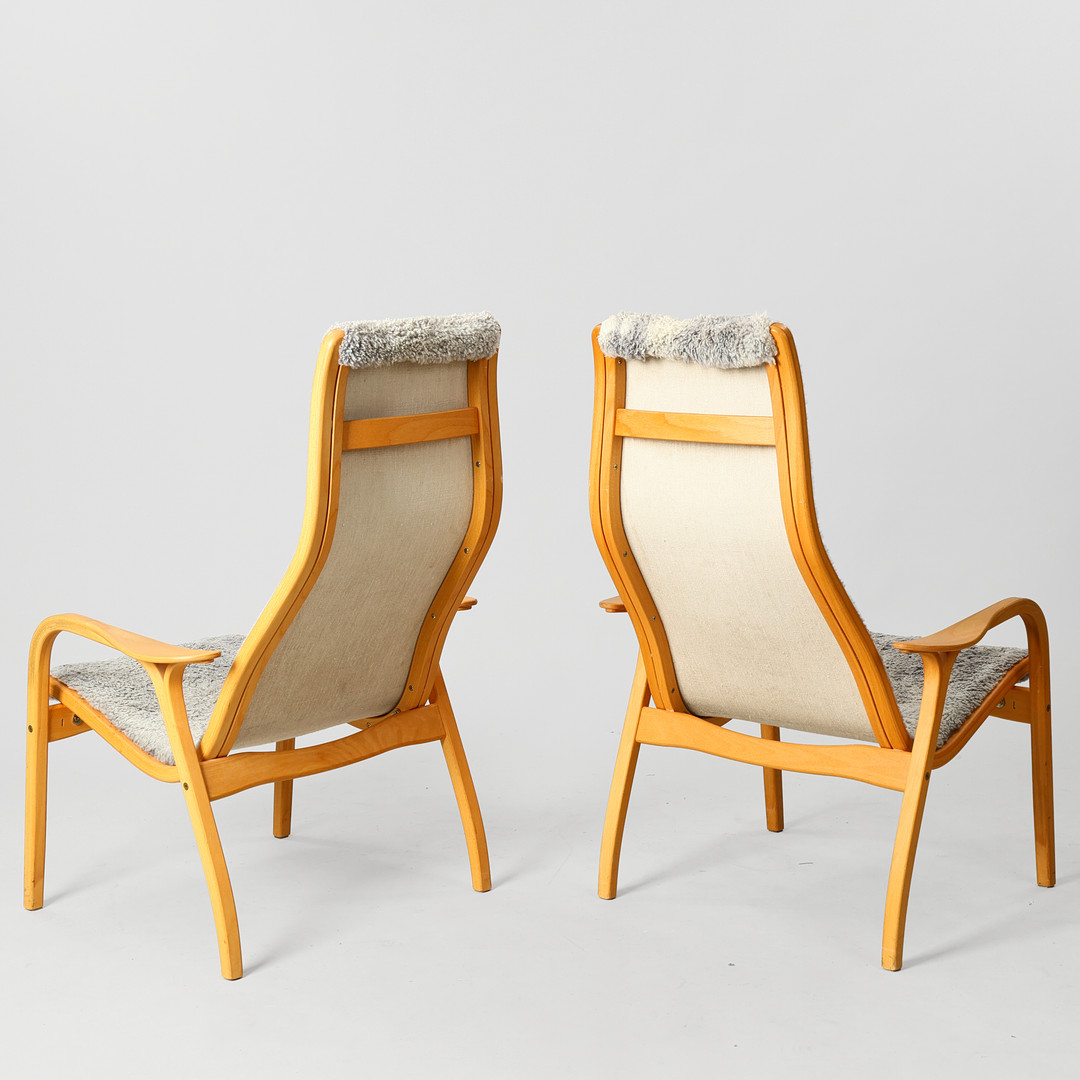 YNGVE EKSTRÖM. "Lamino", par lænestole af bøg, betrukket med lammeskind, Swedese, Sverige, formgivet 1956, (2).