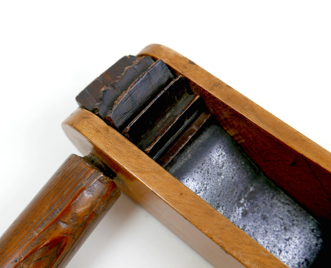 FIVE EARLY-MID 20TH CENTURY COLLECTABLES.