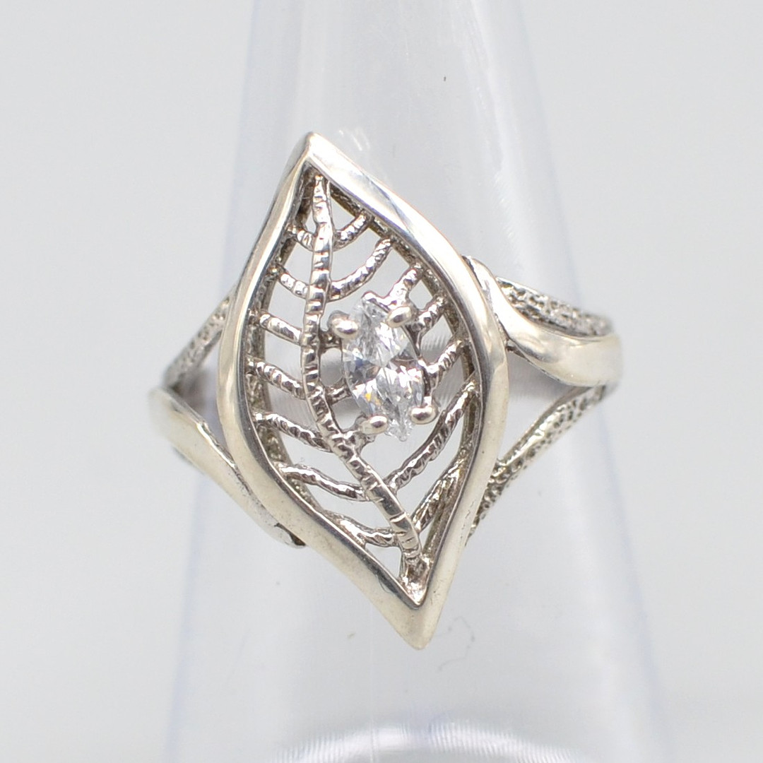 "J.B." DESIGNERRING, BLATTFORM, STERLINGSILBER UND STRASSSTEIN, DURCHBROCHENE FASSUNG, MATT UND GLÄNZEND, 20. JAHRHUNDERT.