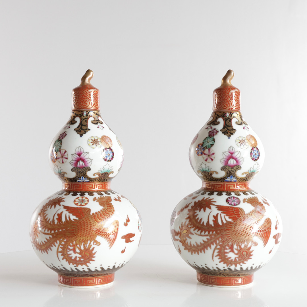 Et par kinesiske vase med låg af porcelæn, dobbelt gourd-formet, dekoreret med rød dekoration med forgyldninger. Signeret i bunden. Kina, 20. årh. (2).