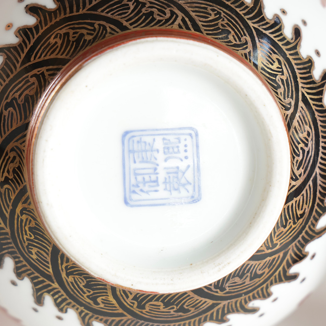 Et par kinesiske vase med låg af porcelæn, dobbelt gourd-formet, dekoreret med rød dekoration med forgyldninger. Signeret i bunden. Kina, 20. årh. (2).