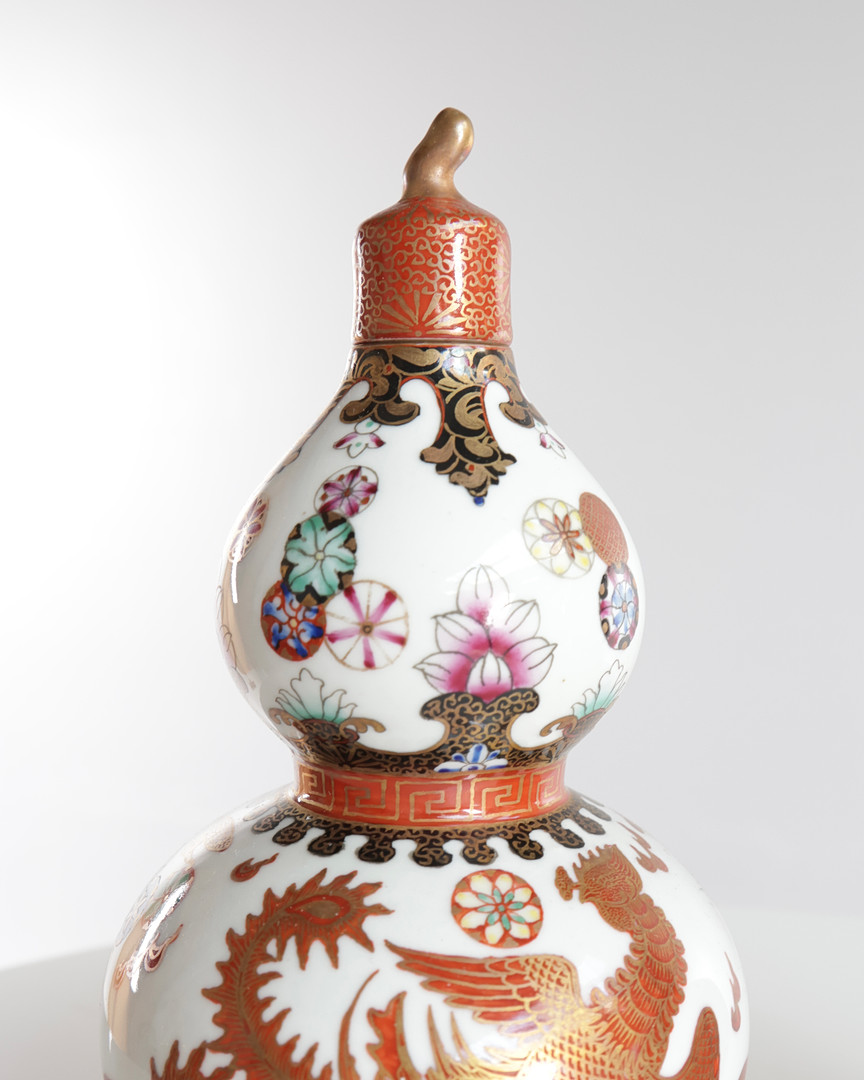 Et par kinesiske vase med låg af porcelæn, dobbelt gourd-formet, dekoreret med rød dekoration med forgyldninger. Signeret i bunden. Kina, 20. årh. (2).