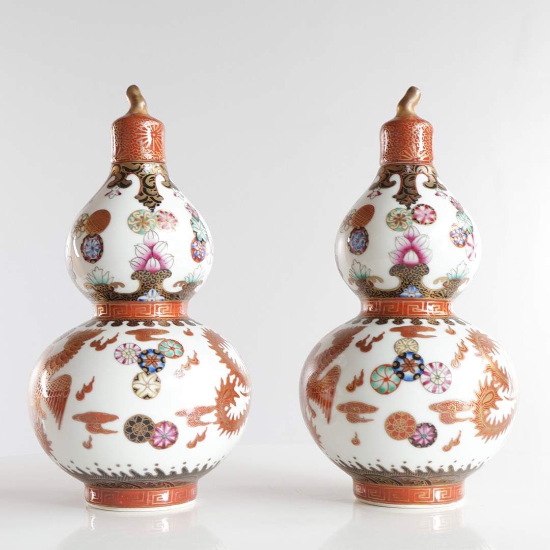Et par kinesiske vase med låg af porcelæn, dobbelt gourd-formet, dekoreret med rød dekoration med forgyldninger. Signeret i bunden. Kina, 20. årh. (2).