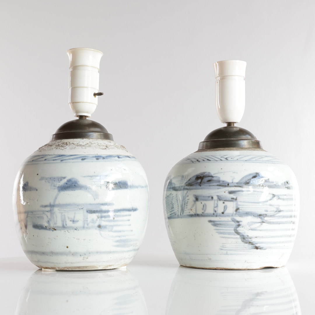 Et par bordlamper af porcelæn, dekoreret i blå med landskab, montering af messing. Kina, 20. årh. (2).