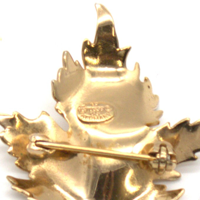 CHRISTIAN DIOR. VINTAGE MAPLE LEAF PEARL DIOR BROSCHE 1965 MIT SIGNATUR "GROSSE".
