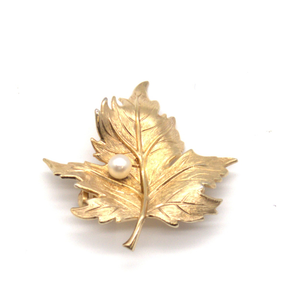 CHRISTIAN DIOR. VINTAGE MAPLE LEAF PEARL DIOR BROSCHE 1965 MIT SIGNATUR "GROSSE".