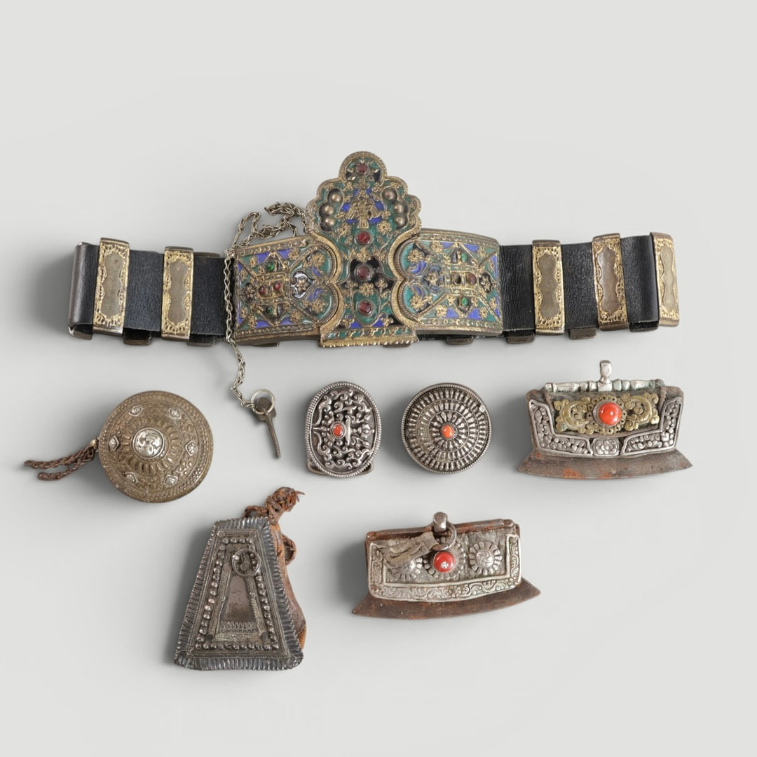 Samling beklædningsgenstande mm. metal dekoreret med ædelsten. Tibet, 19. årh. (7).