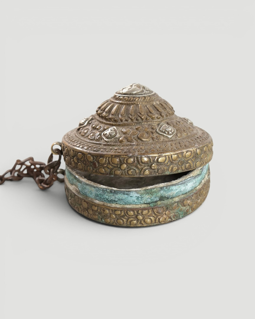Samling beklædningsgenstande mm. metal dekoreret med ædelsten. Tibet, 19. årh. (7).
