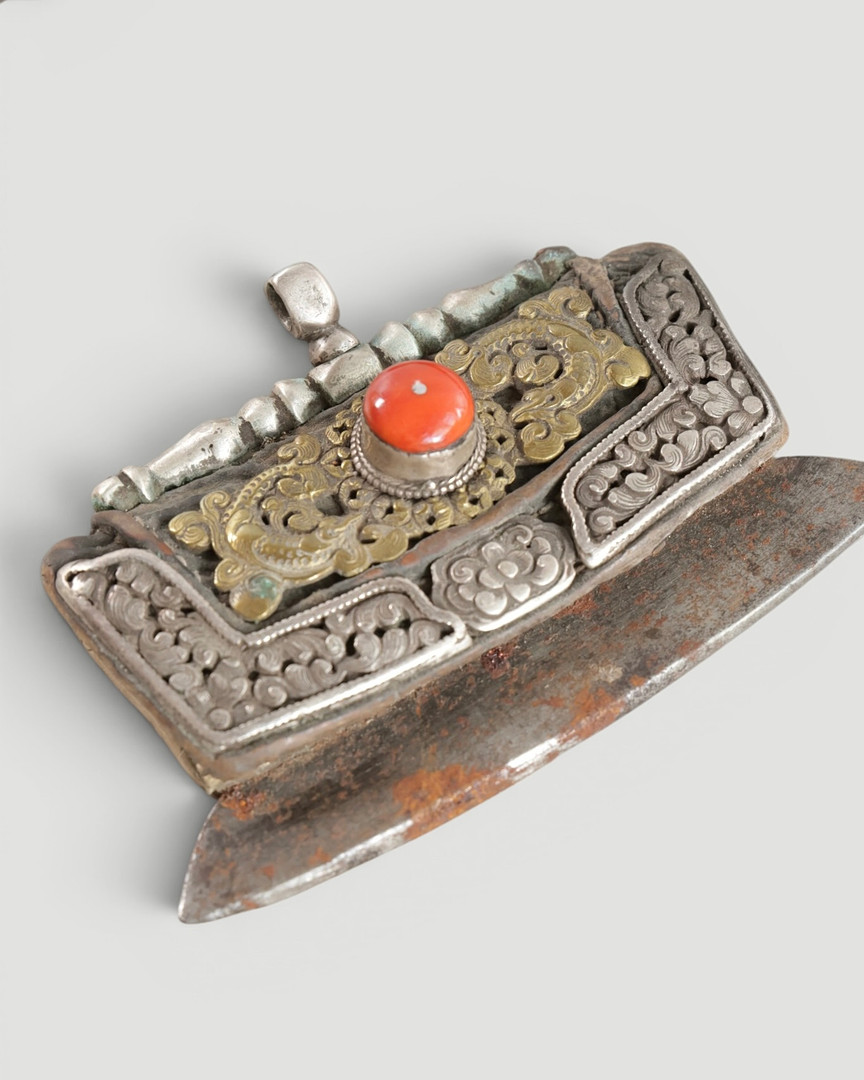 Samling beklædningsgenstande mm. metal dekoreret med ædelsten. Tibet, 19. årh. (7).