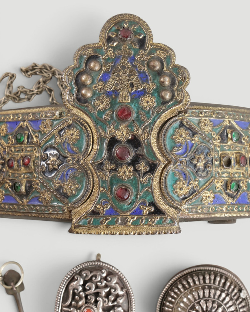 Samling beklædningsgenstande mm. metal dekoreret med ædelsten. Tibet, 19. årh. (7).