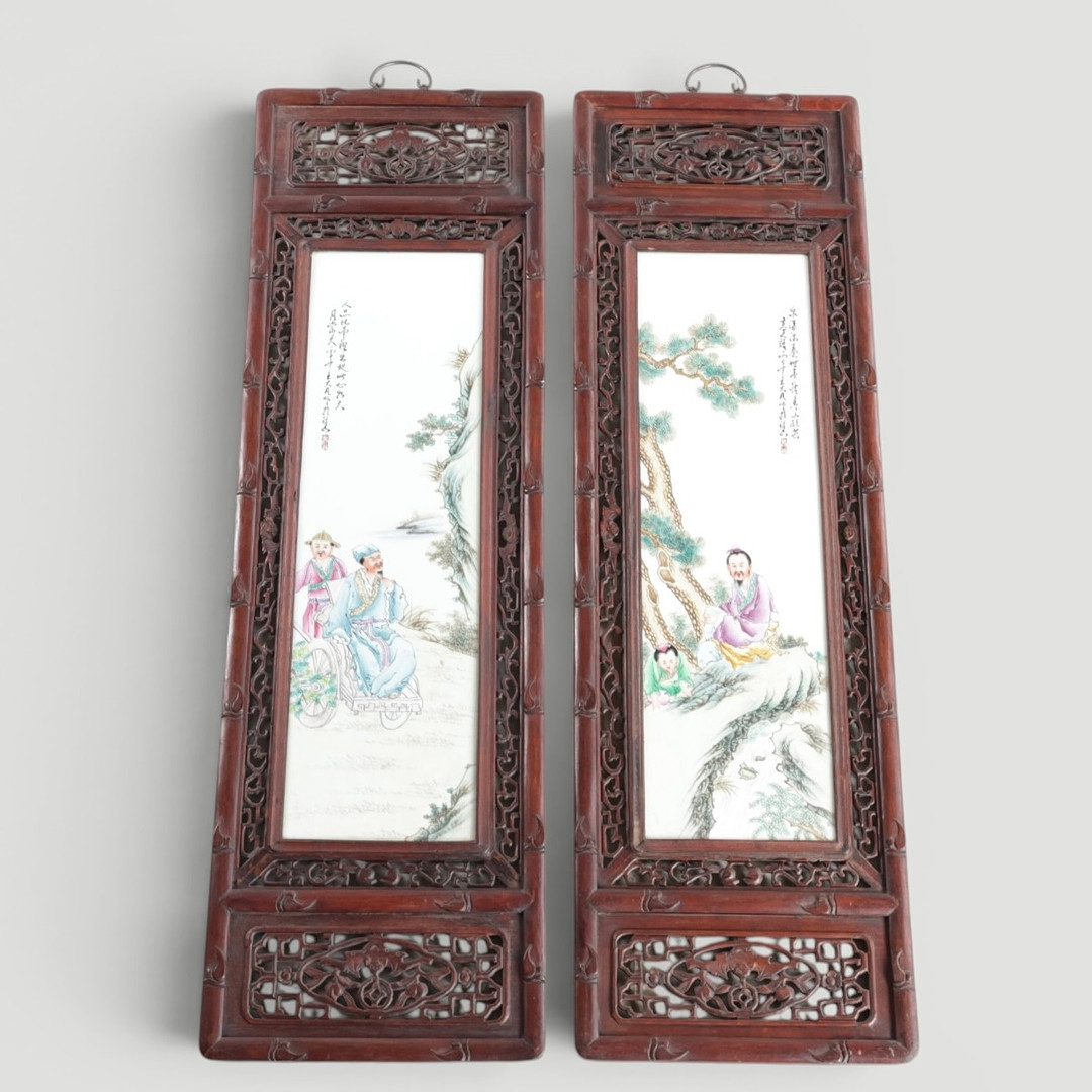 Et par kinesiske plaketter af porcelæn, dekorerede med blomstrende grene, personer og skrifttegn, monterede i paneler af træ. Kina, 20. årh. (2).