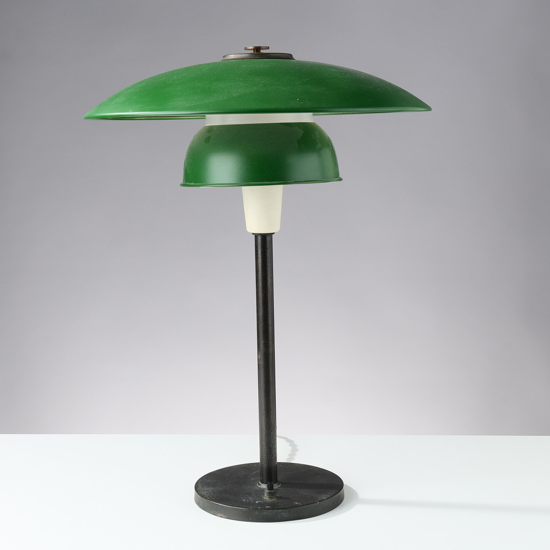 LYFA. Bordlampe af bruneret messing, skærme af grøn- og hvidmalet metal og matglas, Danmark, 1930'erne.