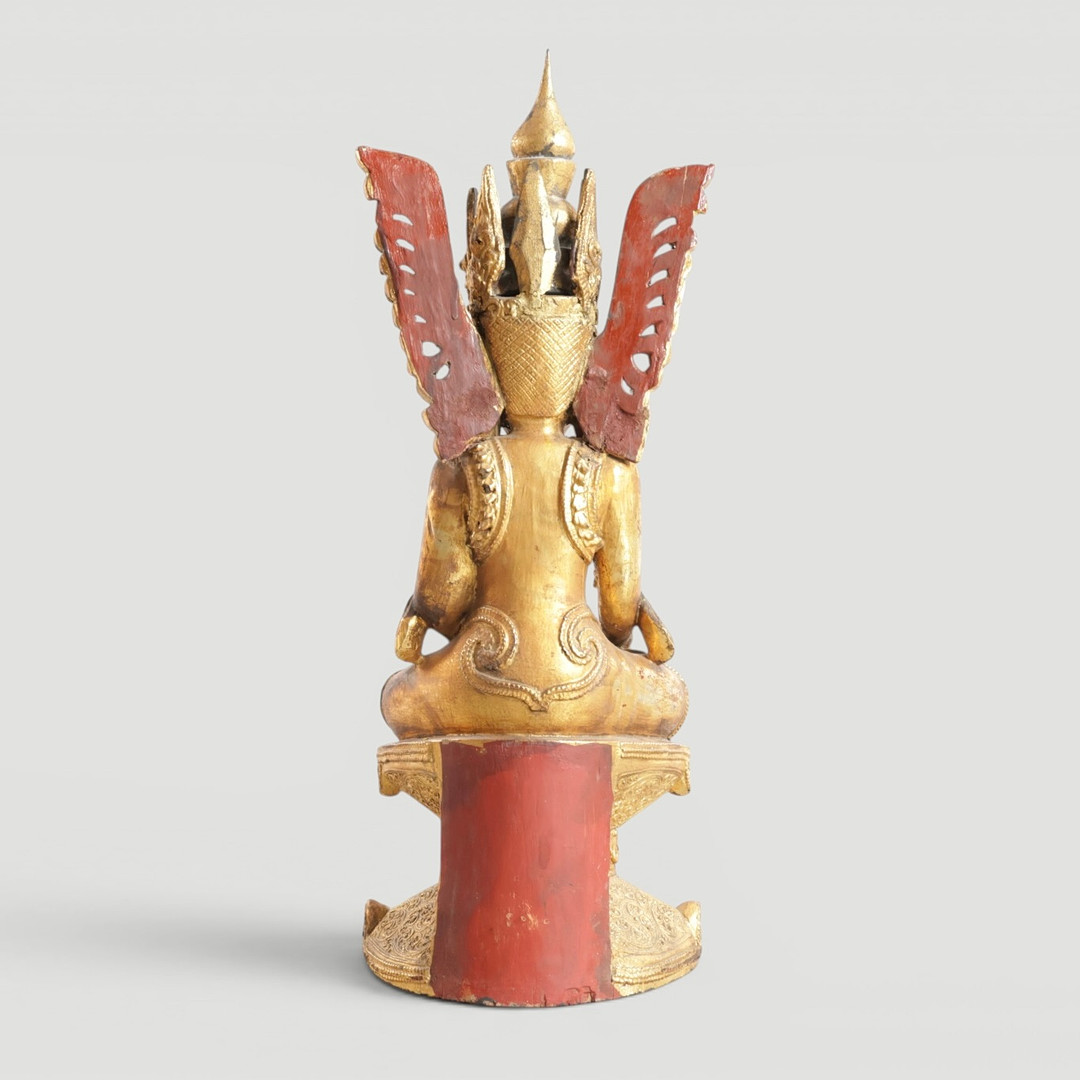 Buddha af forgyldt træ siddende på trone, siddende i dhayanasana med højre hånd i bhumisparsha mudra, trone med indskrift. Burma, 19.-20. årh.