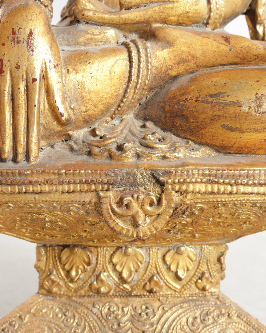 Buddha af forgyldt træ siddende på trone, siddende i dhayanasana med højre hånd i bhumisparsha mudra, trone med indskrift. Burma, 19.-20. årh.