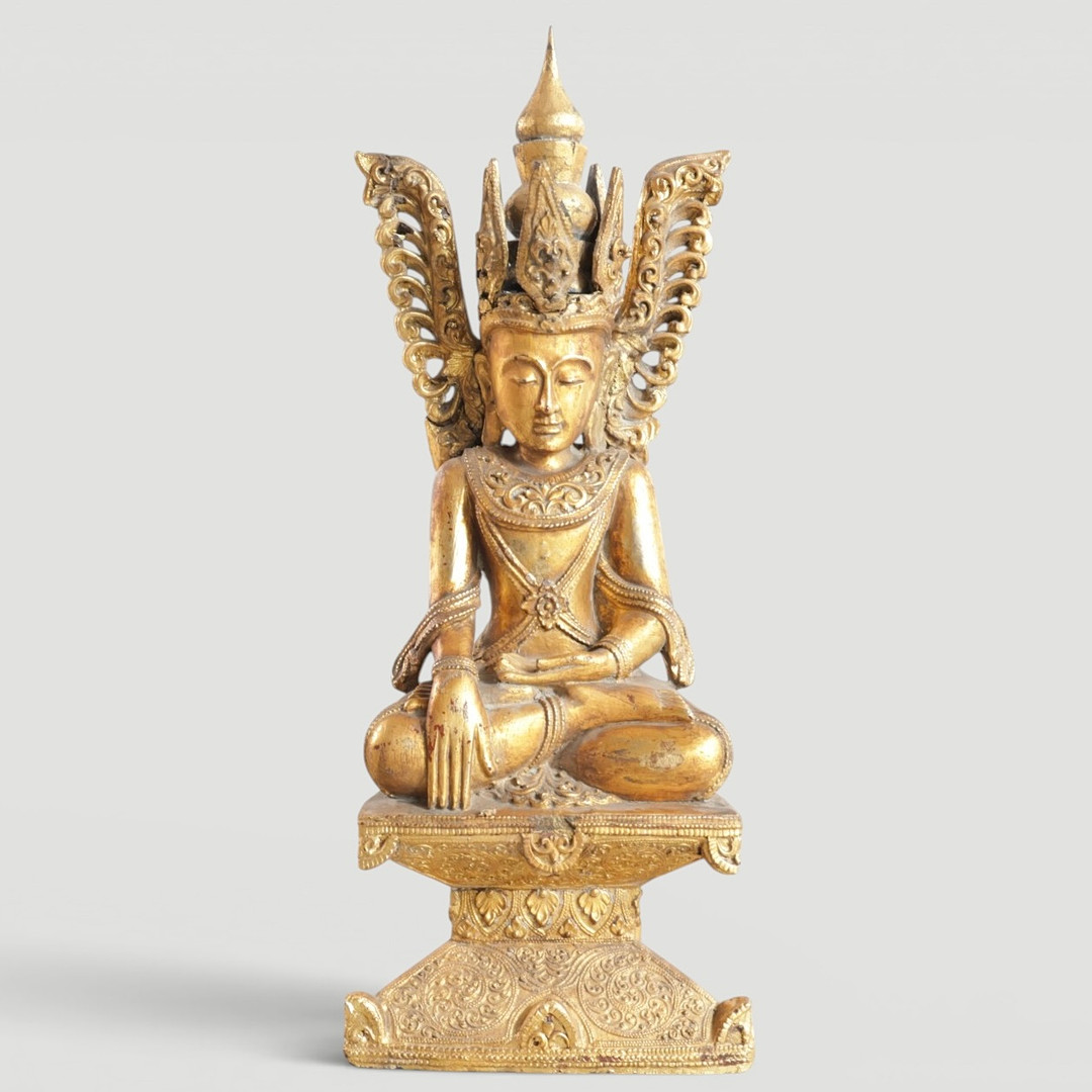 Buddha af forgyldt træ siddende på trone, siddende i dhayanasana med højre hånd i bhumisparsha mudra, trone med indskrift. Burma, 19.-20. årh.