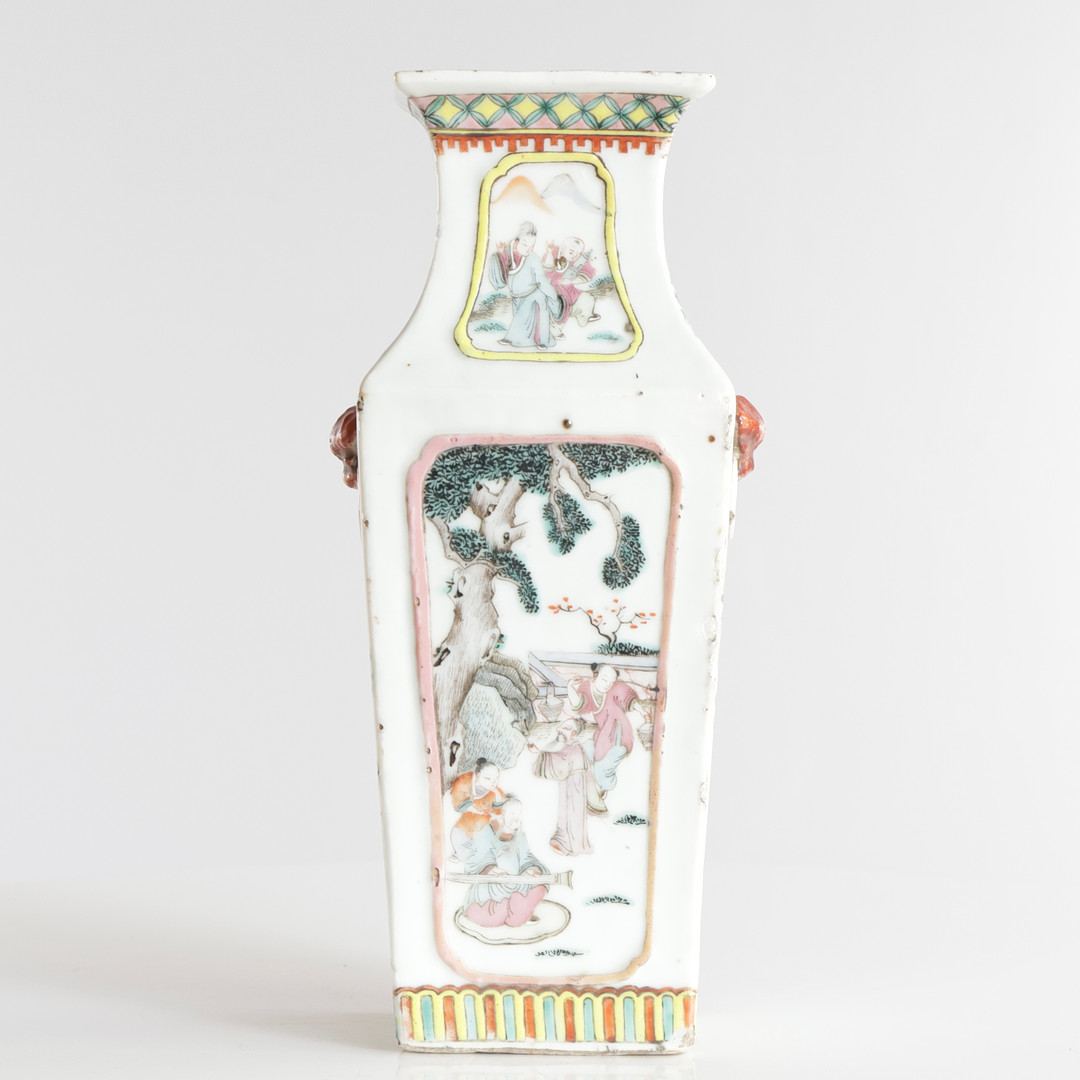 Kinesisk vase af porcelæn, firsidet, dekoreret i emaljefarver med paladsscenerier og ornamentik, faste ringhanke i form af dyremaskaroner. Kina, 19/20. årh.