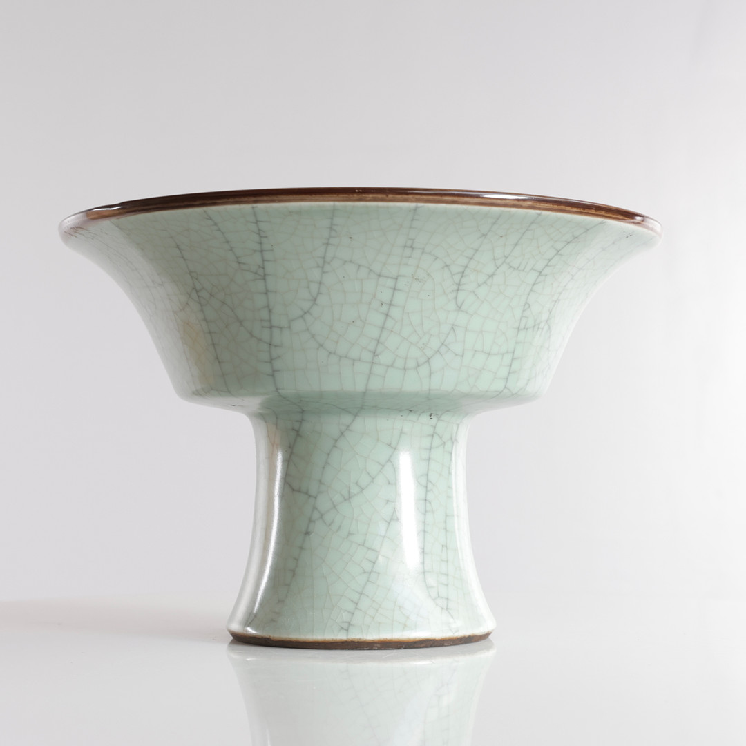Kinesisk celadon Ge ware rund opsats på indtrukken fodrand. Kina, 19/20. årh.