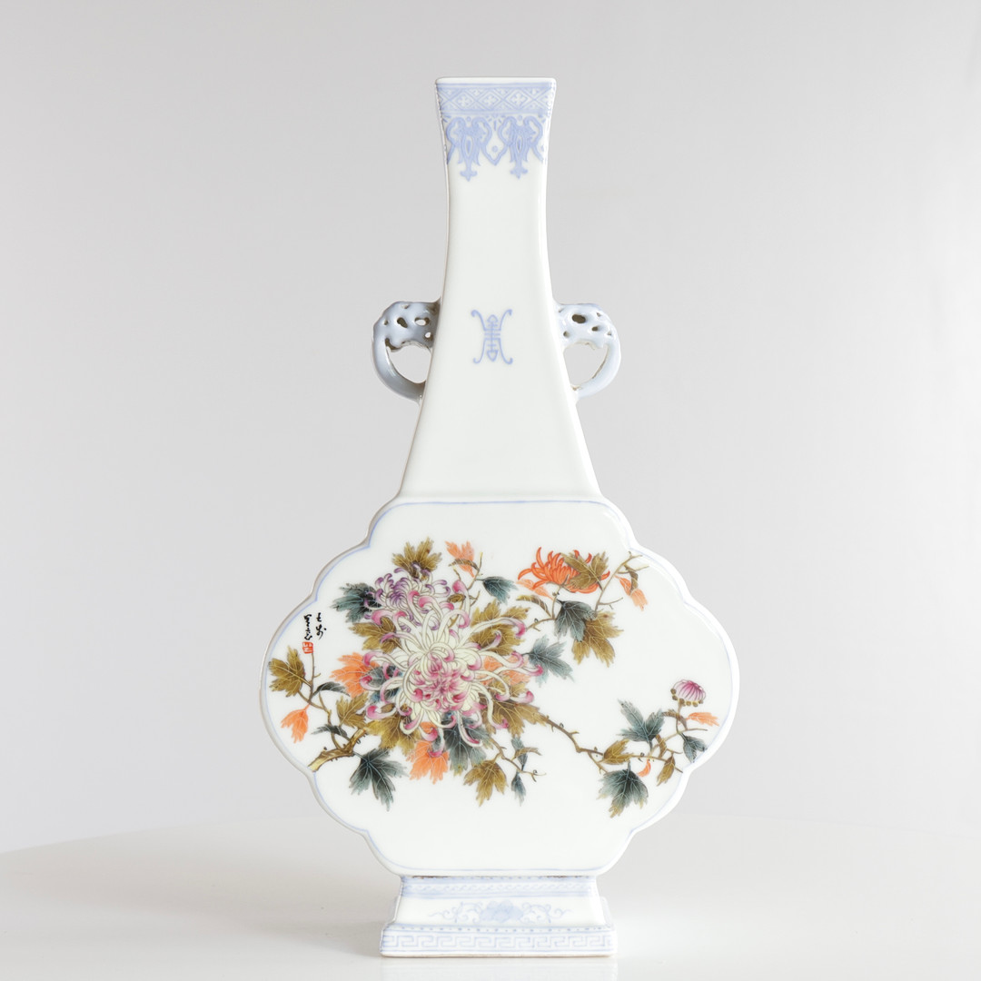 Kinesisk vase af porcelæn, firesidet korpus dekoreret med blomster, hanke modelleret på siderne. Mærket i bunden. Wang Bu, Kina, 20. årh.