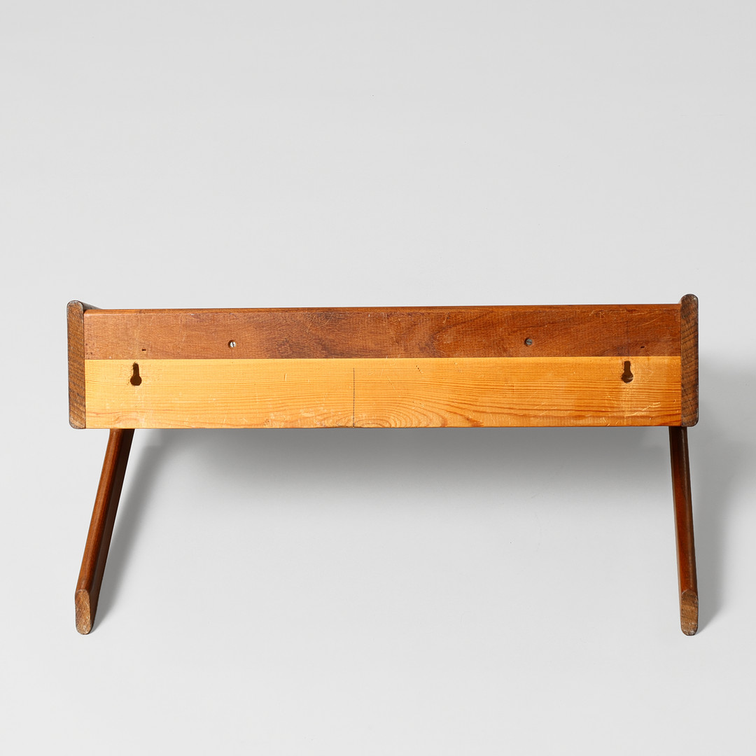 SIGFRIED OMANN. Væghængt sengebord af teak, Ølholm Møbelfabrik, 1950-60'erne. Danmark.