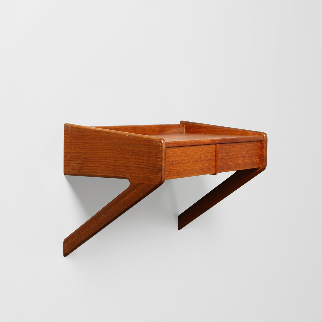 SIGFRIED OMANN. Væghængt sengebord af teak, Ølholm Møbelfabrik, 1950-60'erne. Danmark.