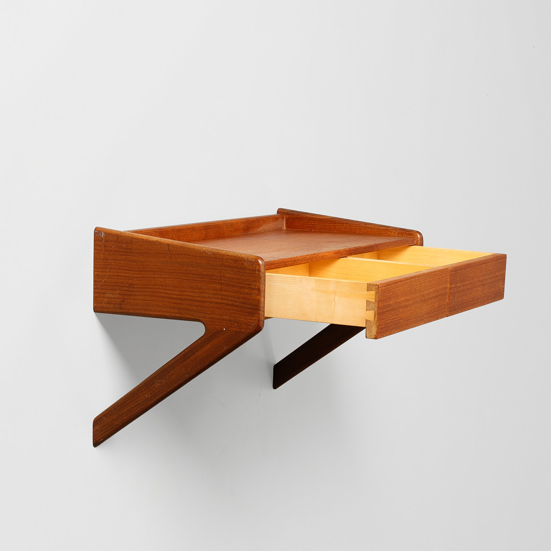 SIGFRIED OMANN. Væghængt sengebord af teak, Ølholm Møbelfabrik, 1950-60'erne. Danmark.