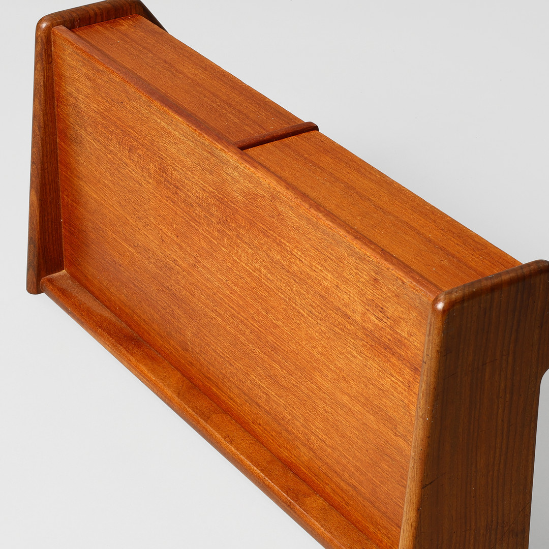 SIGFRIED OMANN. Væghængt sengebord af teak, Ølholm Møbelfabrik, 1950-60'erne. Danmark.