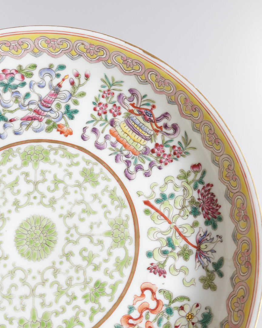 Skål af porcelæn, dekoreret i emaljefarver med dyr og blomstrende grene. Qianlong seglmærket, sen Qing/Republik. Kina, 20. årh.