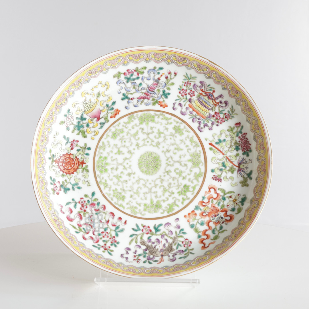 Skål af porcelæn, dekoreret i emaljefarver med dyr og blomstrende grene. Qianlong seglmærket, sen Qing/Republik. Kina, 20. årh.