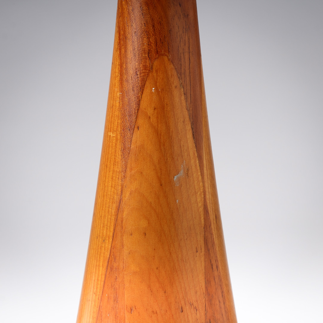 Konisk bordlampe af teaktræ, Danmark, 1950/60'erne.