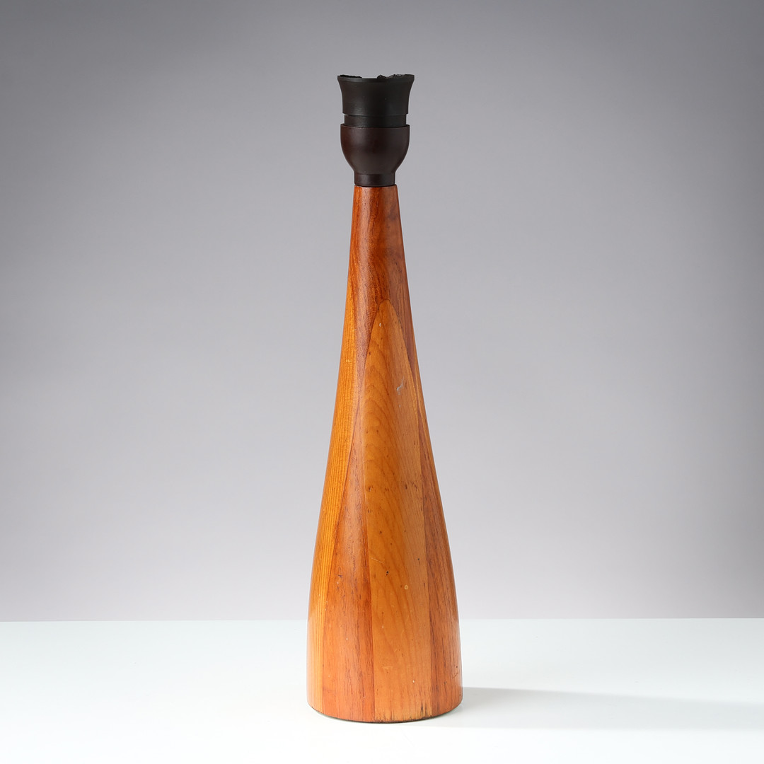 Konisk bordlampe af teaktræ, Danmark, 1950/60'erne.