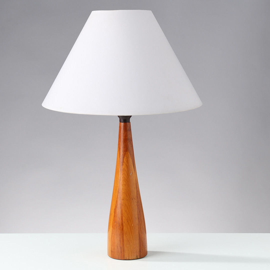 Konisk bordlampe af teaktræ, Danmark, 1950/60'erne.