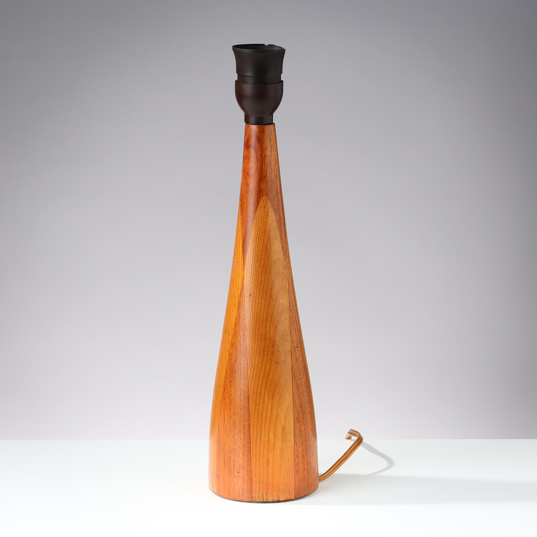 Konisk bordlampe af teaktræ, Danmark, 1950/60'erne.