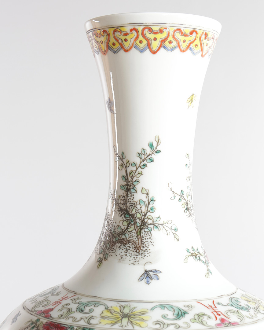 Kinesisk flaskevase af porcelæn, dekoreret i farver med blomster og sommerfugle. Signeret i bunden. Kina, 20. årh - Kangxi.