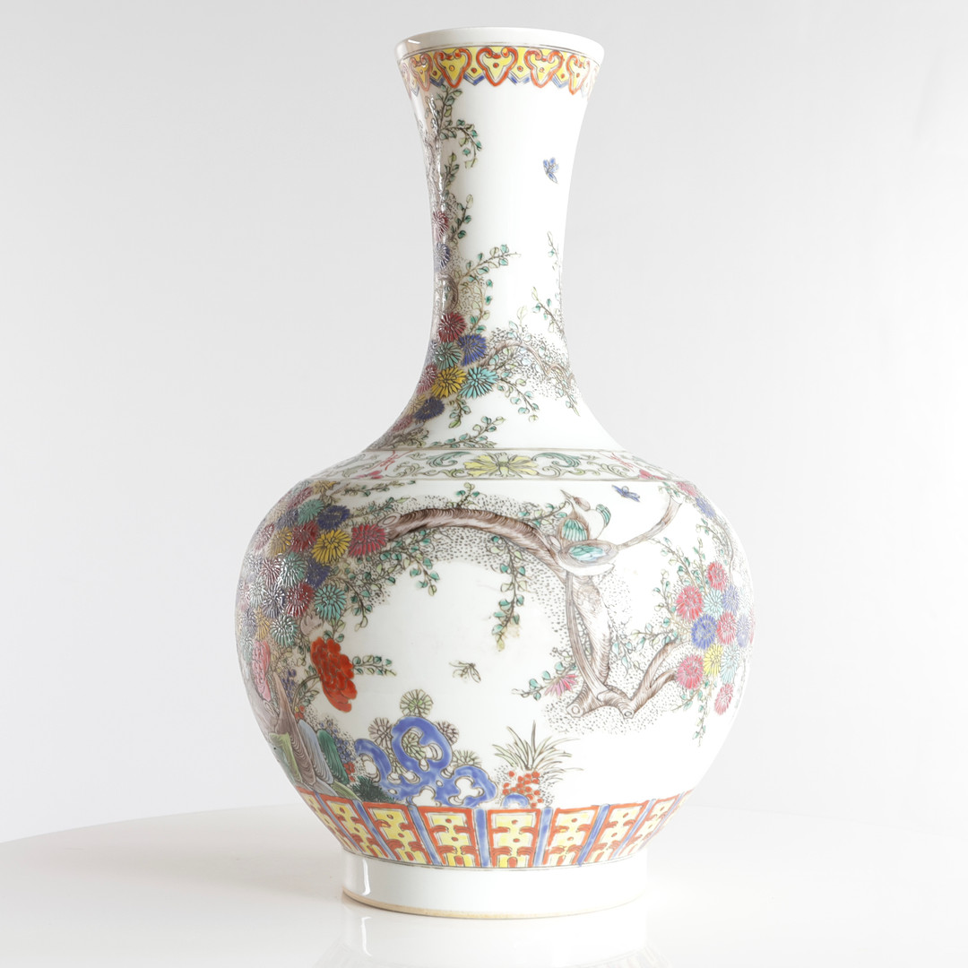 Kinesisk flaskevase af porcelæn, dekoreret i farver med blomster og sommerfugle. Signeret i bunden. Kina, 20. årh - Kangxi.