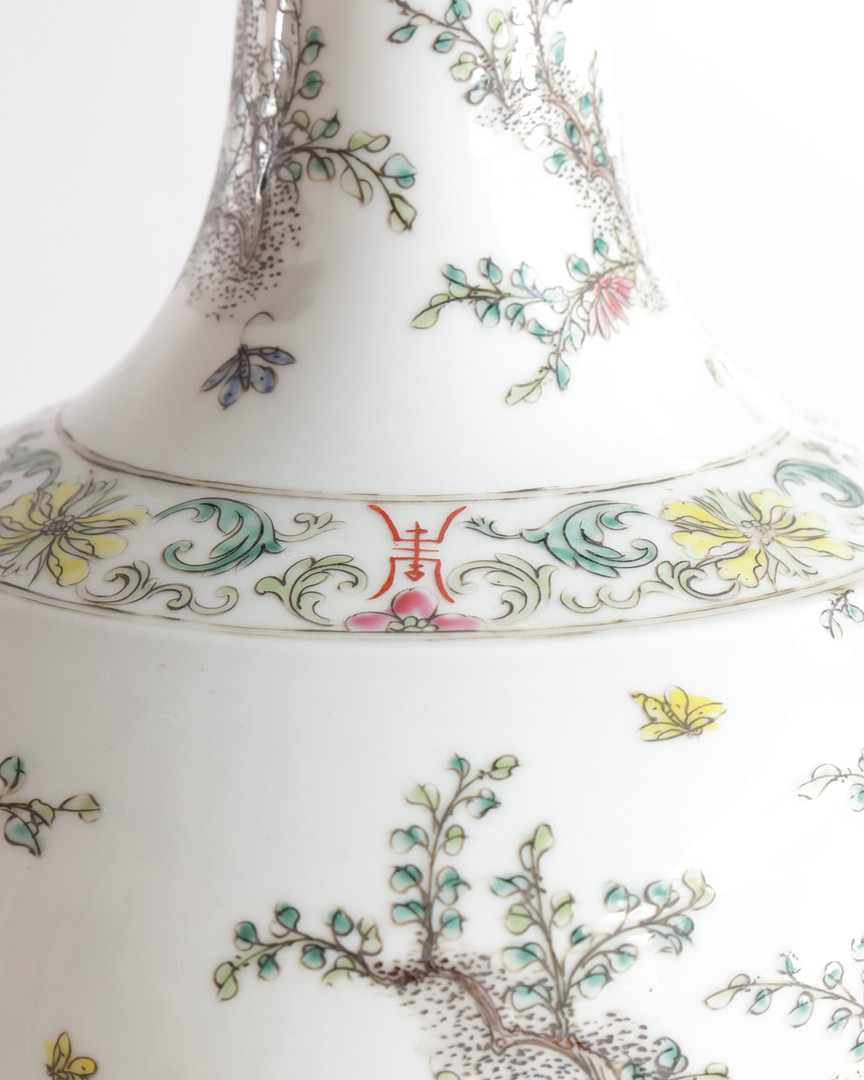 Kinesisk flaskevase af porcelæn, dekoreret i farver med blomster og sommerfugle. Signeret i bunden. Kina, 20. årh - Kangxi.
