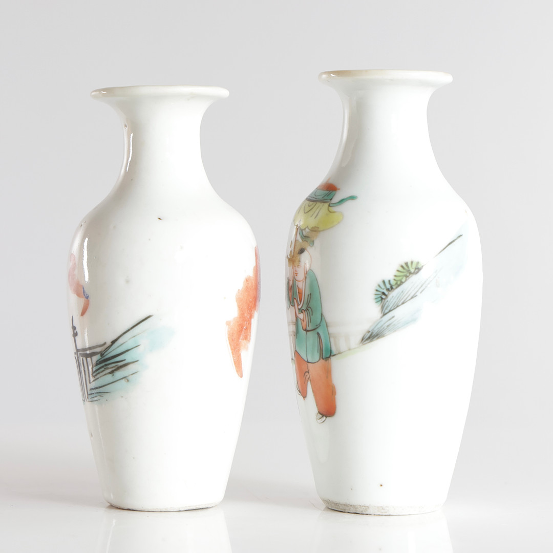 To vaser af porcelæn, dekoreret med personer i polykrome farver. Kina, 19/20. årh. (2).