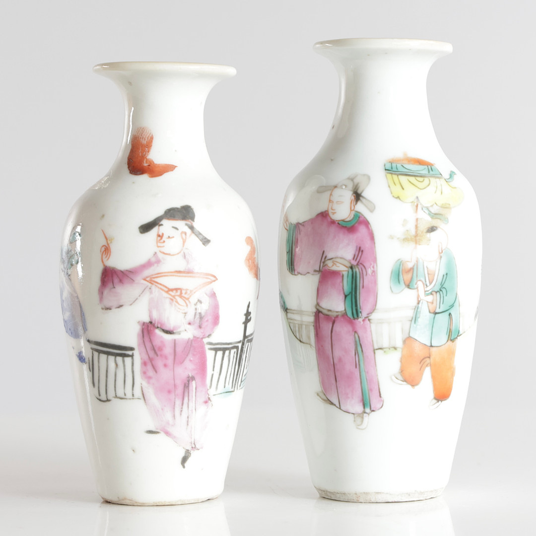 To vaser af porcelæn, dekoreret med personer i polykrome farver. Kina, 19/20. årh. (2).