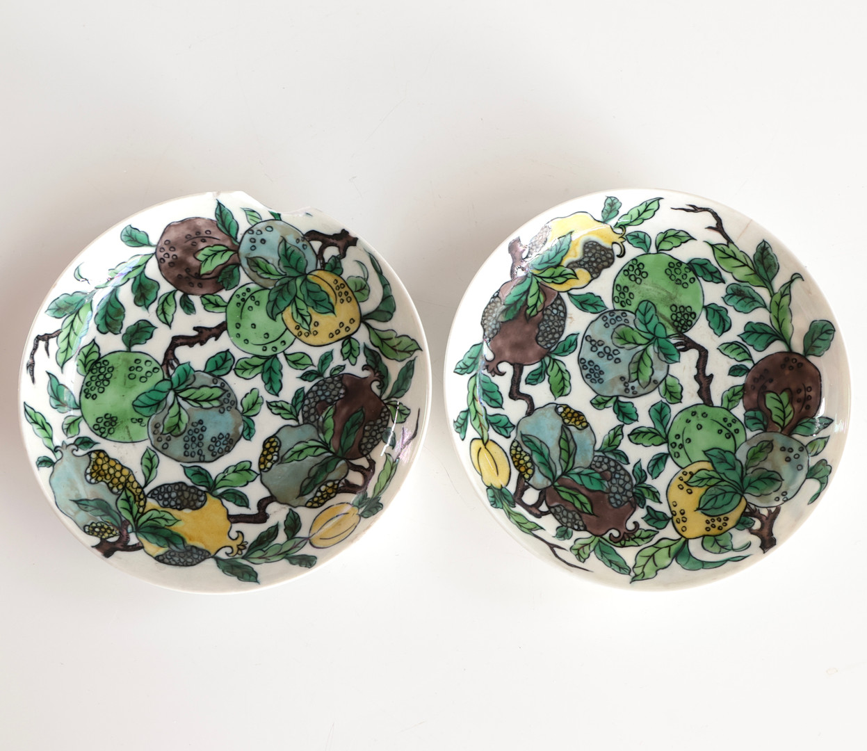 Et par skåle af porcelæn, dekoreret med frugter og blade. Mærket i bunden. Kina, 20. årh. (2).