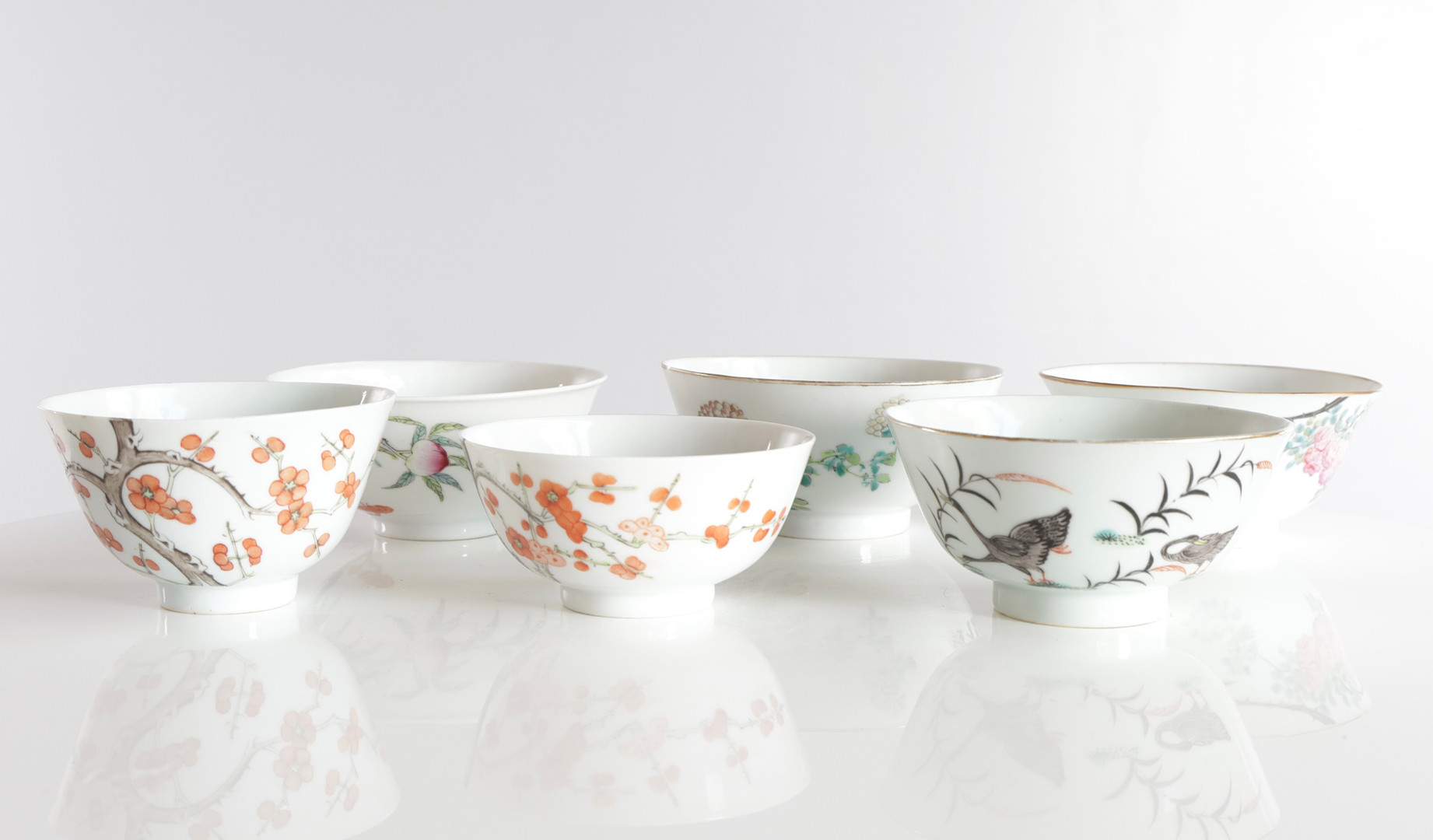 Samling kinesiske skåle af porcelæn, dekoreret i emaljefarver. Mærket Guangxu (1875–1908). Kina, 19. årh. (6).