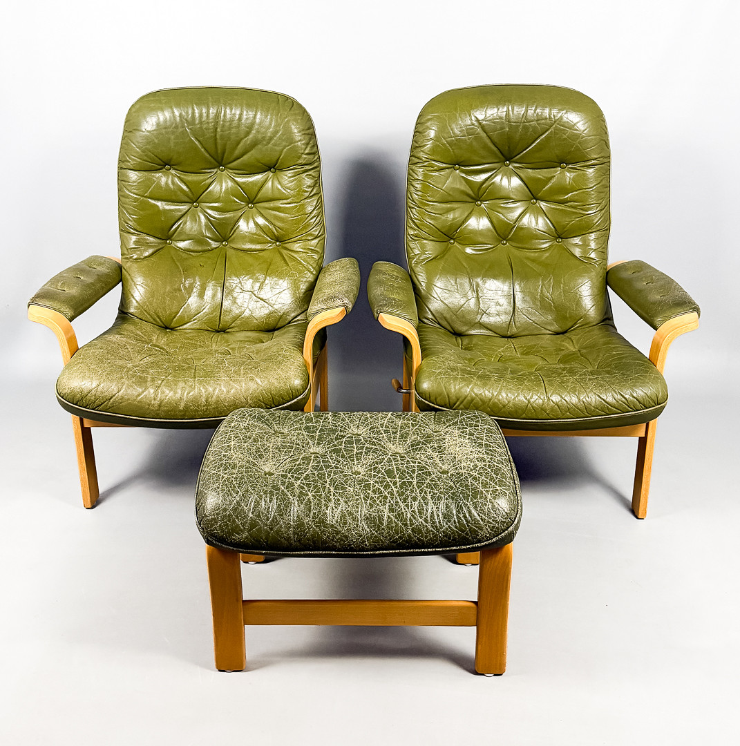 FÅTÖLJER, ett par samt en fotpall, skinn, 1970-tal.