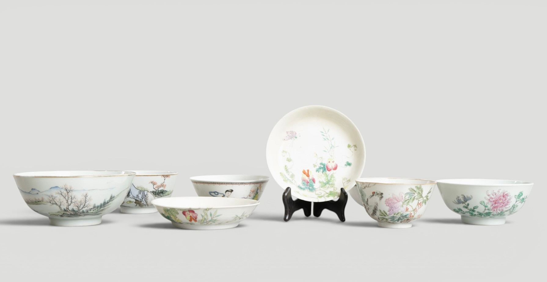 Samling kinesiske skåle af porcelæn, dekoreret i emaljefarver. Kina, 19/20. årh. (8).