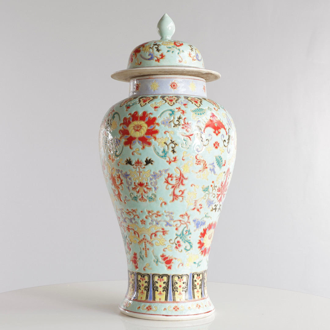 Kinesisk prydvase af porcelæn, dekoreret i emaljefarver og guld med blomsterslyng og flagermus på turkis grund. Signeret i bunden. Kina. 19.-20. årh.