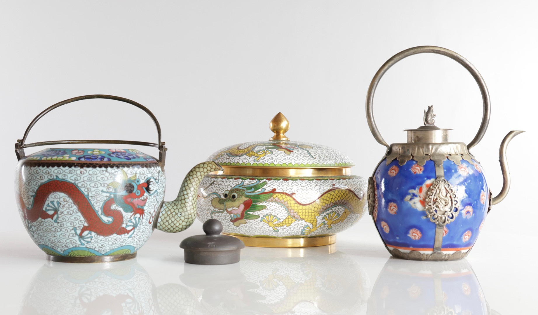 To kinesiske thekander samt lågskål af cloisonné, dekoreret i farver med drager og blomster. Ej mærket. Kina, 20. årh. (3).