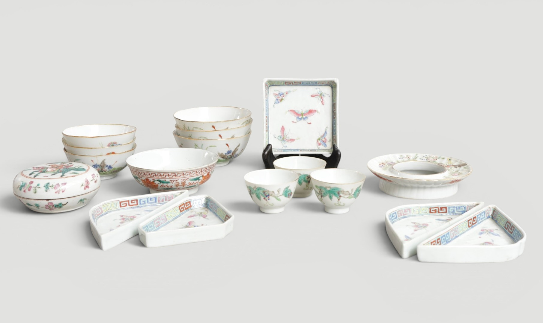 Samling kinesiske genstande af porcelæn, dekoreret i emaljefarver. Mærket bl.a. Guangxu (1875–1908). Kina, 19. årh. (17).