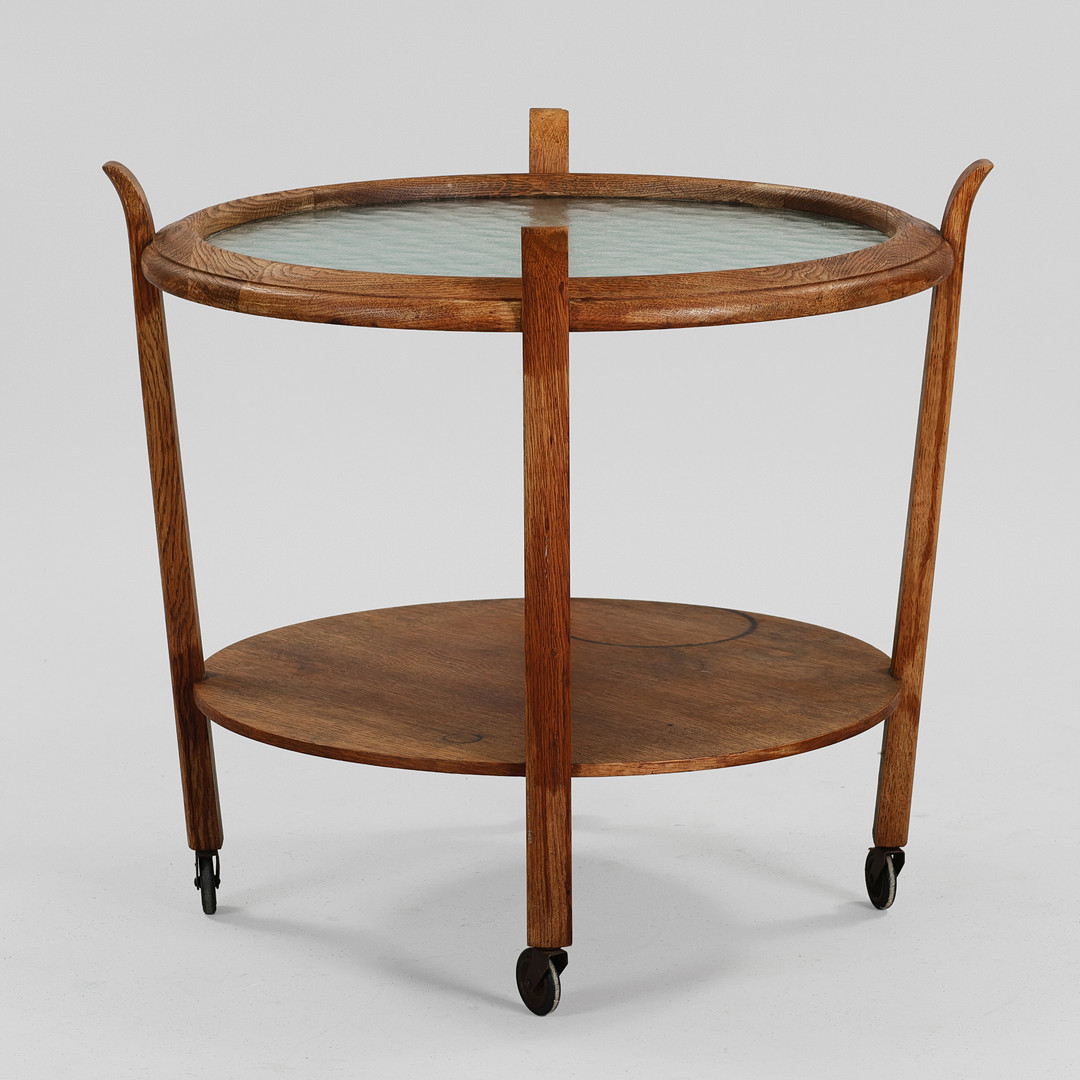 ANDREAS TUCK. Cirkulært rullebord/sofabord med stel af egetræ, topplade af hærdet glas, Danmark, ca. 1940'erne.
