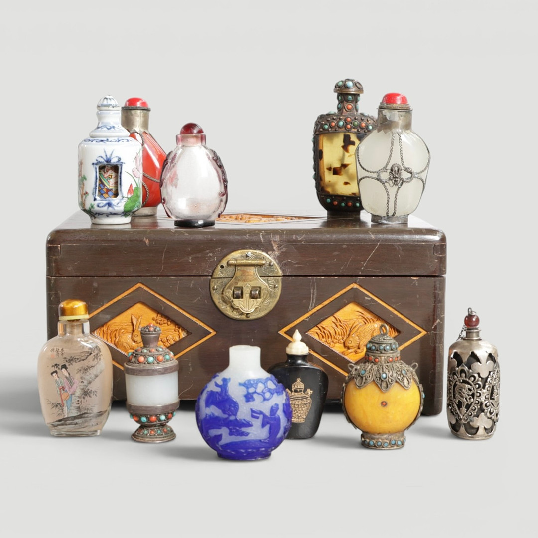 11 kinesiske snusflasker af porcelæn, glas, lak, forskellige stenarter, støbt materiale m.m. Mærket bl.a. Qianlong. Kina, 20. årh.